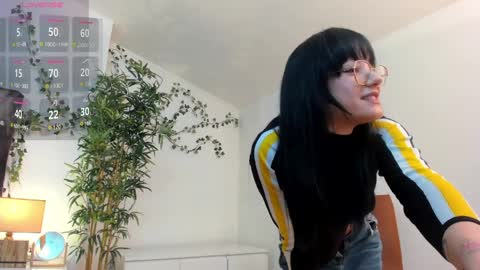 Moona  online show from April 2026 05:54:02 PM