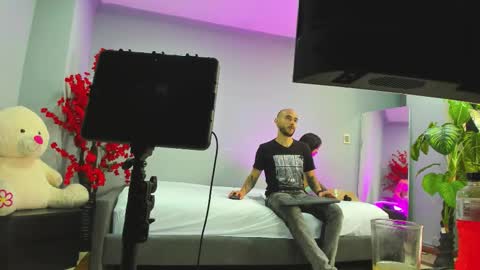 2_fire online show from November 2025 07:49:02 PM