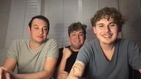 Snapshot of 2hungboys chatting on April 2026 02:33:01 AM Roommates online show from April 2026 02:33:01 AM