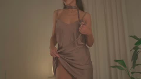 Olivia dark hair  Zoe light hair online show from October 2025 12:14:01 AM