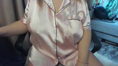 Snapshot of _alyssia_ chatting on November 2025 10:15:02 AM lisa online show from November 2025 10:15:02 AM