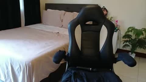 Angie online show from November 2025 03:05:01 AM