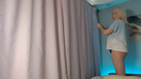 Snapshot of _blonde_barbie_ chatting on December 2024 08:45:02 AM Elizabeth online show from December 2024 08:45:02 AM