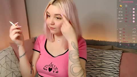 Snapshot of _blonde_barbie_ chatting on February 2025 07:22:01 AM Elizabeth online show from February 2025 07:22:01 AM