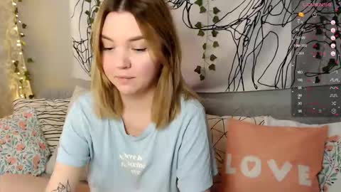 Snapshot of _blonde_barbie_ chatting on October 2025 07:18:01 AM Elizabeth online show from October 2025 07:18:01 AM