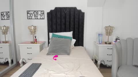 Chloe  online show from November 2025 03:15:01 AM