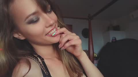 Snapshot of _demi_dee_ chatting on December 2024 08:35:01 AM DemiDee online show from December 2024 08:35:01 AM