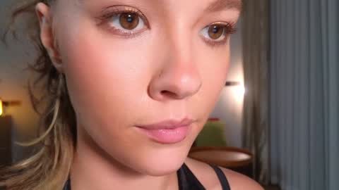 Snapshot of _demi_dee_ chatting on October 2025 03:44:02 PM DemiDee online show from October 2025 03:44:02 PM