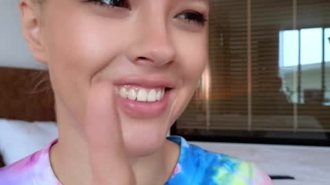 Snapshot of _demi_dee_ chatting on October 2025 08:22:02 AM DemiDee online show from October 2025 08:22:02 AM