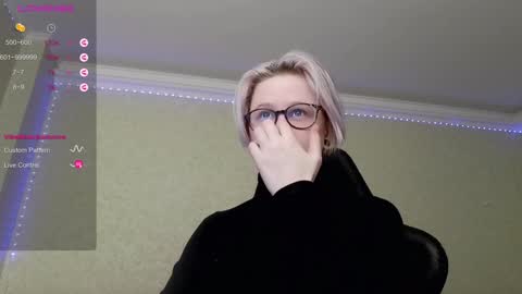 Snapshot of _elven_dreams__ chatting on December 2024 09:48:01 PM chloue and Gretta online show from December 2024 09:48:01 PM