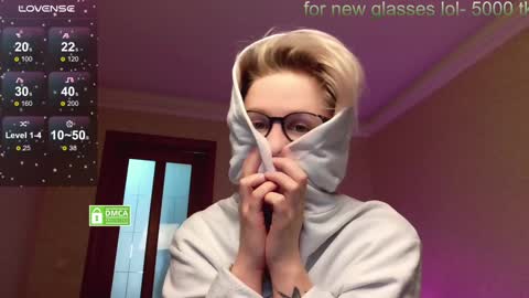 Snapshot of _elven_dreams__ chatting on January 2025 10:24:01 PM chloue and Gretta online show from January 2025 10:24:01 PM