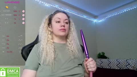 Snapshot of _elven_dreams__ chatting on February 2025 07:54:02 AM chloue and Gretta online show from February 2025 07:54:02 AM