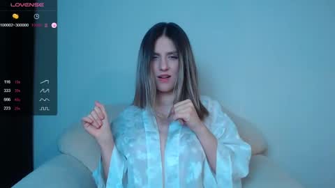 Snapshot of _esmeraldiyaa_ chatting on February 2025 10:39:01 PM _esmeraldiyaa_ online show from February 2025 10:39:01 PM