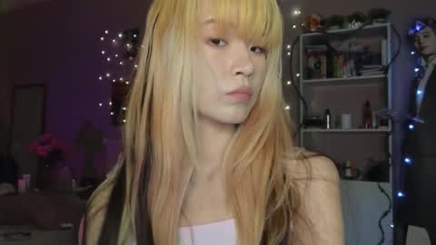 EveEva online show from November 2025 04:57:01 AM