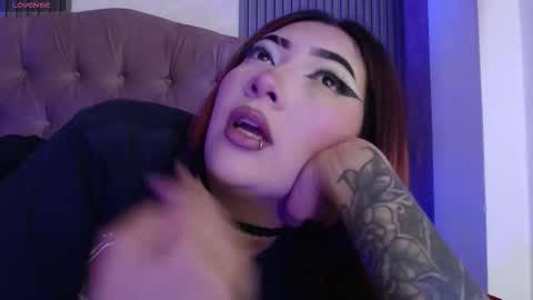 Mia online show from November 2025 05:56:01 PM