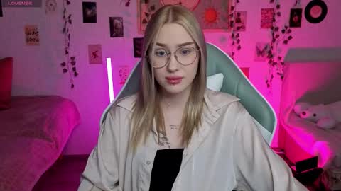 _kitekat_ online show from October 2025 01:14:01 PM