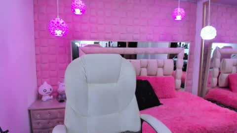 Snapshot of _laaura_ chatting on July 2026 01:13:02 PM Laura online show from July 2026 01:13:02 PM