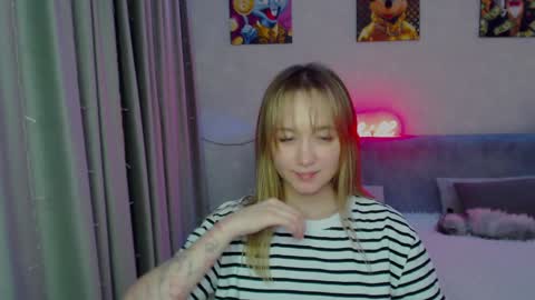 _lalune_ online show from December 2024 11:35:01 PM