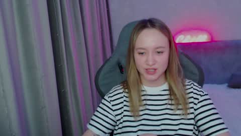 _lalune_ online show from January 2025 06:37:02 PM