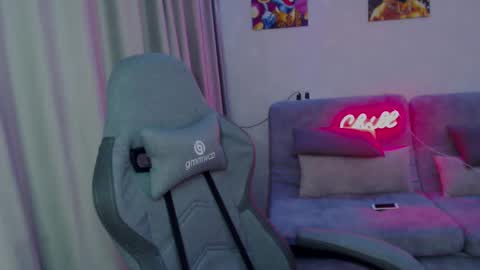 _lalune_ online show from February 2025 04:17:02 PM