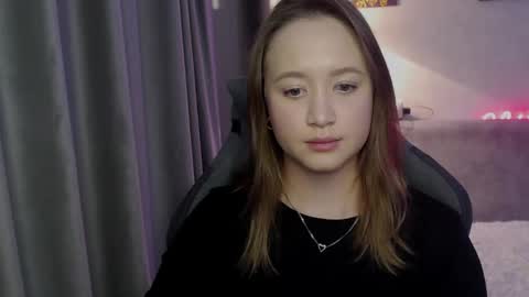 _lalune_ online show from September 2025 12:43:02 PM