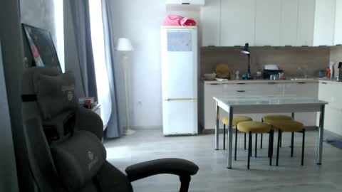 _lalune_ online show from April 2026 10:10:01 AM