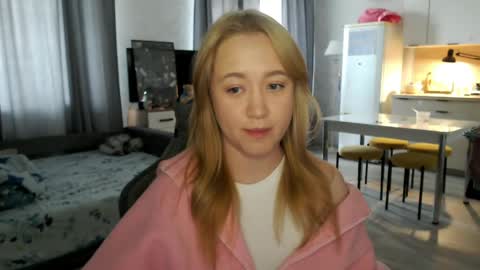 Snapshot of _lalune_ chatting on May 2026 10:00:02 AM _lalune_ online show from May 2026 10:00:02 AM