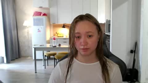 Snapshot of _lalune_ chatting on June 2026 10:17:02 AM _lalune_ online show from June 2026 10:17:02 AM