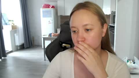 _lalune_ online show from June 2026 09:36:02 AM