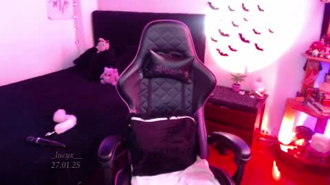 Queen.  Help me reach 100 thumbs up  online show from January 2025 09:00:01 PM