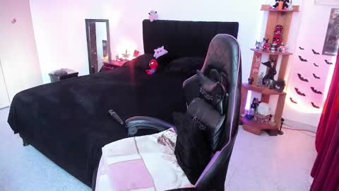 Queen.  Help me reach 100 thumbs up  online show from January 2026 08:56:01 PM