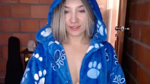 _lunablondie_ online show from January 2025 05:02:01 PM