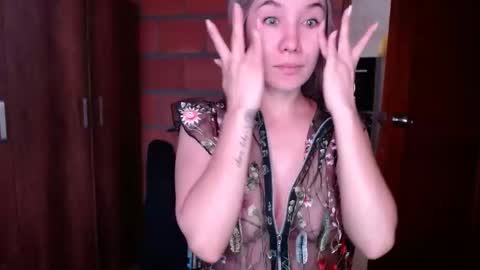 _lunablondie_ online show from February 2025 02:10:01 PM