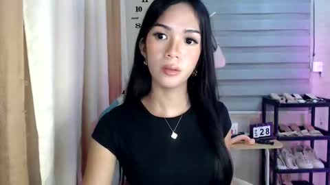 Snapshot of _mellyxxx chatting on April 2026 12:43:01 PM Melly online show from April 2026 12:43:01 PM