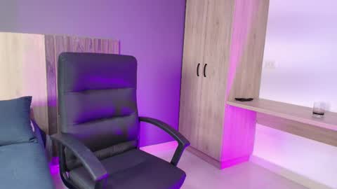 _miamiller_ online show from February 2025 08:03:01 PM