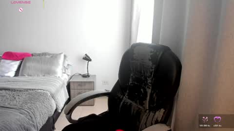 _miss_coco_ online show from April 2026 12:27:01 PM