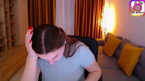 Mia online show from April 2026 07:03:02 AM