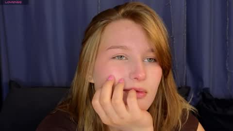 _watchmesmile_ online show from April 2026 04:19:01 AM