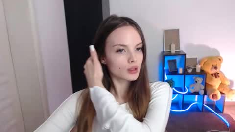 a_ariella_ online show from November 2025 01:32:01 PM