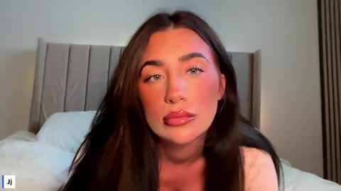 Snapshot of aaliyahhlove chatting on February 2026 11:11:02 PM Aaliyah online show from February 2026 11:11:02 PM