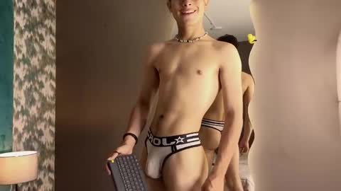 Snapshot of aaron_eze chatting on October 2025 10:10:01 PM Aaron Ezequiel online show from October 2025 10:10:01 PM