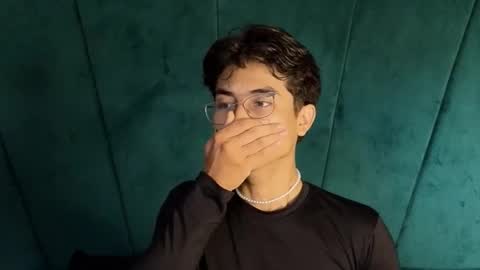 Snapshot of aaron_eze chatting on October 2025 10:00:01 PM Aaron Ezequiel online show from October 2025 10:00:01 PM