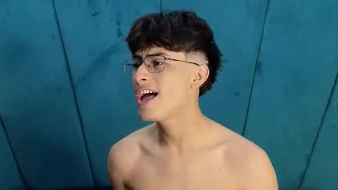 Snapshot of aaron_eze chatting on November 2025 11:37:02 PM Aaron Ezequiel online show from November 2025 11:37:02 PM