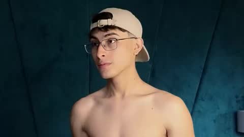 Snapshot of aaron_eze chatting on November 2025 08:18:01 PM Aaron Ezequiel online show from November 2025 08:18:01 PM