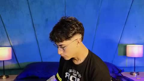 Snapshot of aaron_eze chatting on November 2025 11:17:01 PM Aaron Ezequiel online show from November 2025 11:17:01 PM