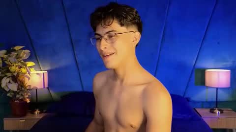 Snapshot of aaron_eze chatting on November 2025 10:13:02 PM Aaron Ezequiel online show from November 2025 10:13:02 PM