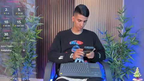 Aaron online show from December 2025 12:44:02 PM