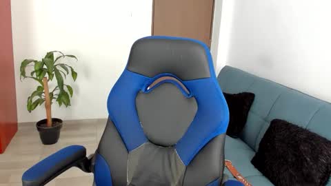 Independence model AbelAsburgo online show from November 2025 12:55:01 PM