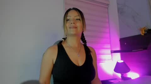 abella_as_ online show from April 2026 04:51:01 AM