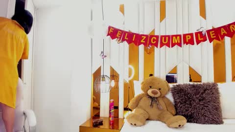 abril_cooper11 online show from November 2025 09:35:02 PM